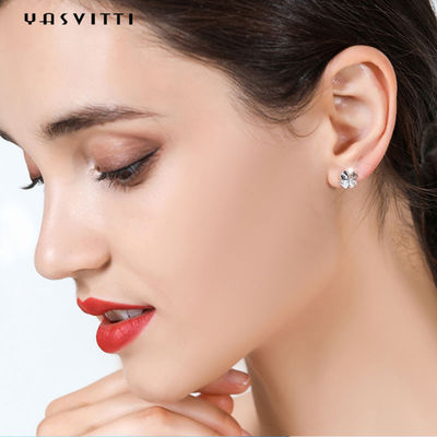 0.7cm 0.07oz Vier de Nageloorringen 925 van de Bladklaver Sterling Silver Earrings-ODM