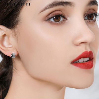 0.7cm 0.07oz Vier de Nageloorringen 925 van de Bladklaver Sterling Silver Earrings-ODM