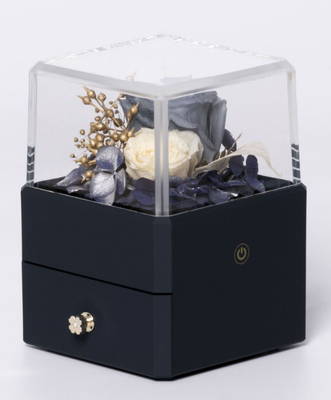 De Juwelendoos Ring Box With Flower Inside 115X115X110mm van de harsbloem