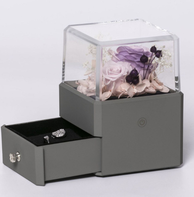 De Juwelendoos Ring Box With Flower Inside 115X115X110mm van de harsbloem